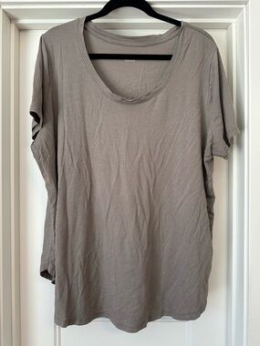 Ava & Viv Short Sleeve Crew Tee in Taupe Gray